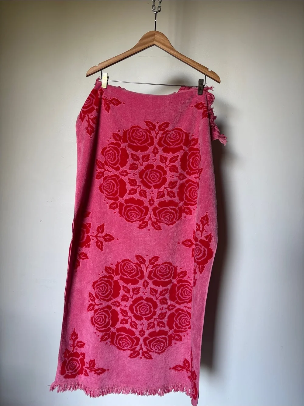 Gorgeous Vintage Bath Towel Velvet Like Pink and Red Floral Terry Cloth 42x26